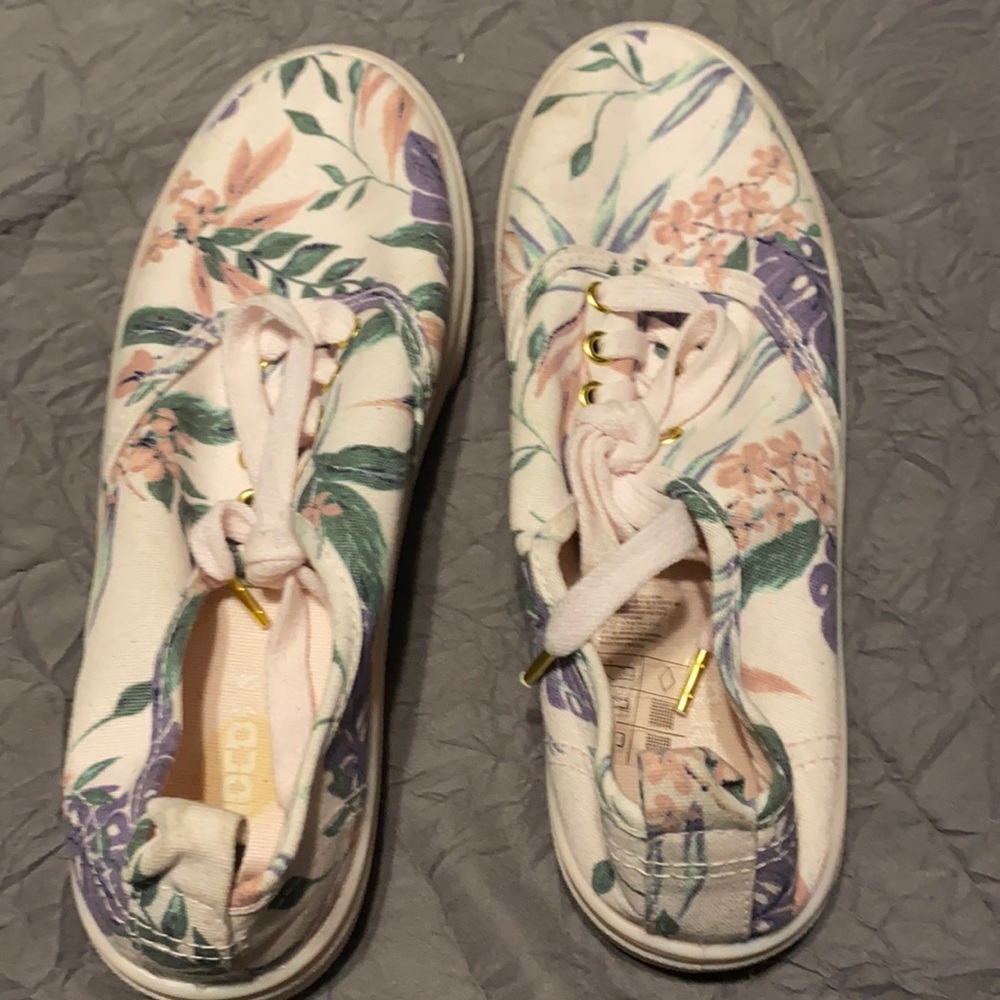 Floral leaf print sneakers